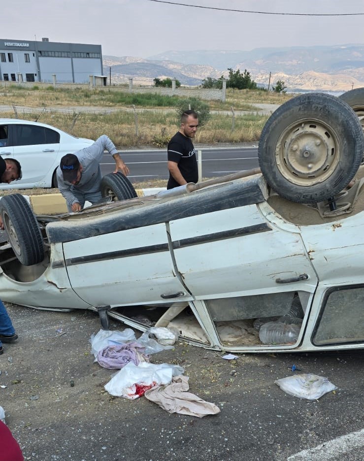 Kontrols&uuml;z kavşakta iki otomobil &ccedil;arpıştı; 1 yaralı
