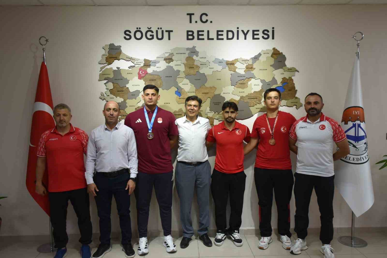 Şampiyon sporculardan Söğüt Belediyesi’ne ziyaret