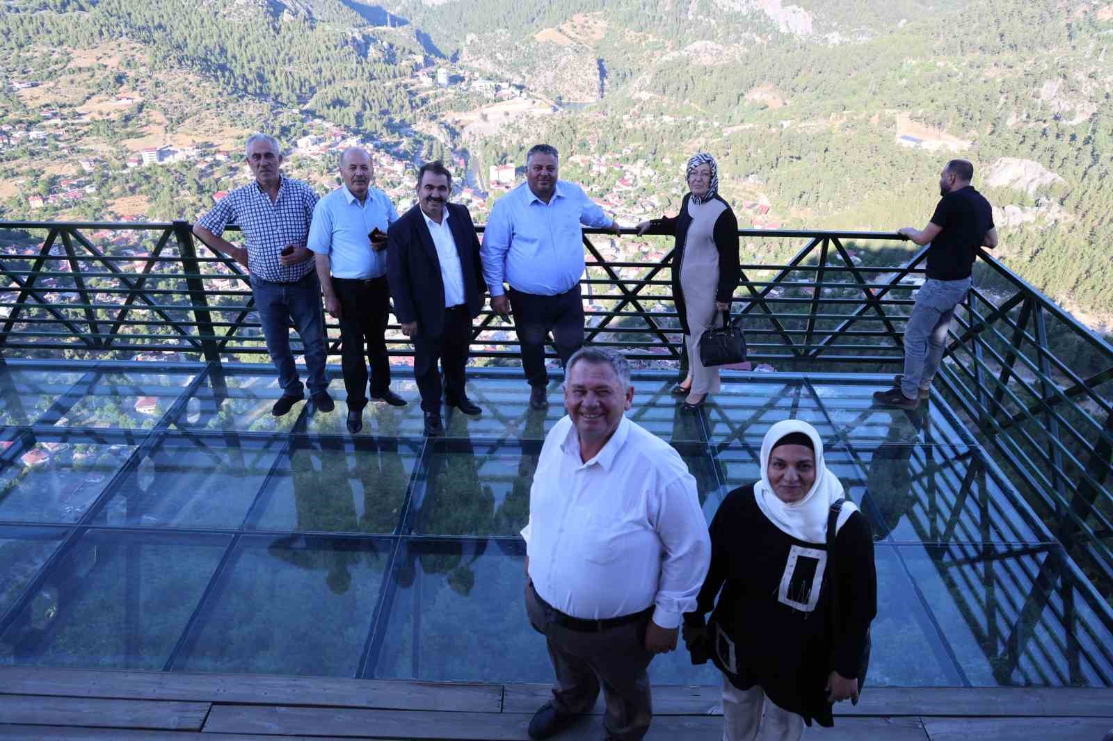 Sıcaktan bunalan Adanalılar Feke ilçesine akın etti