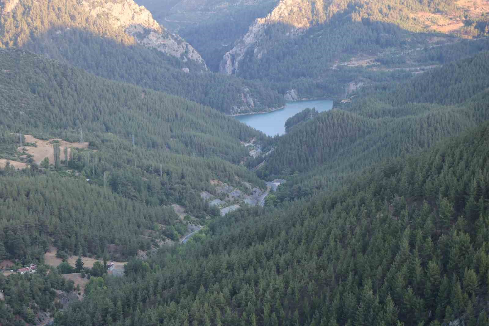 Sıcaktan bunalan Adanalılar Feke ilçesine akın etti