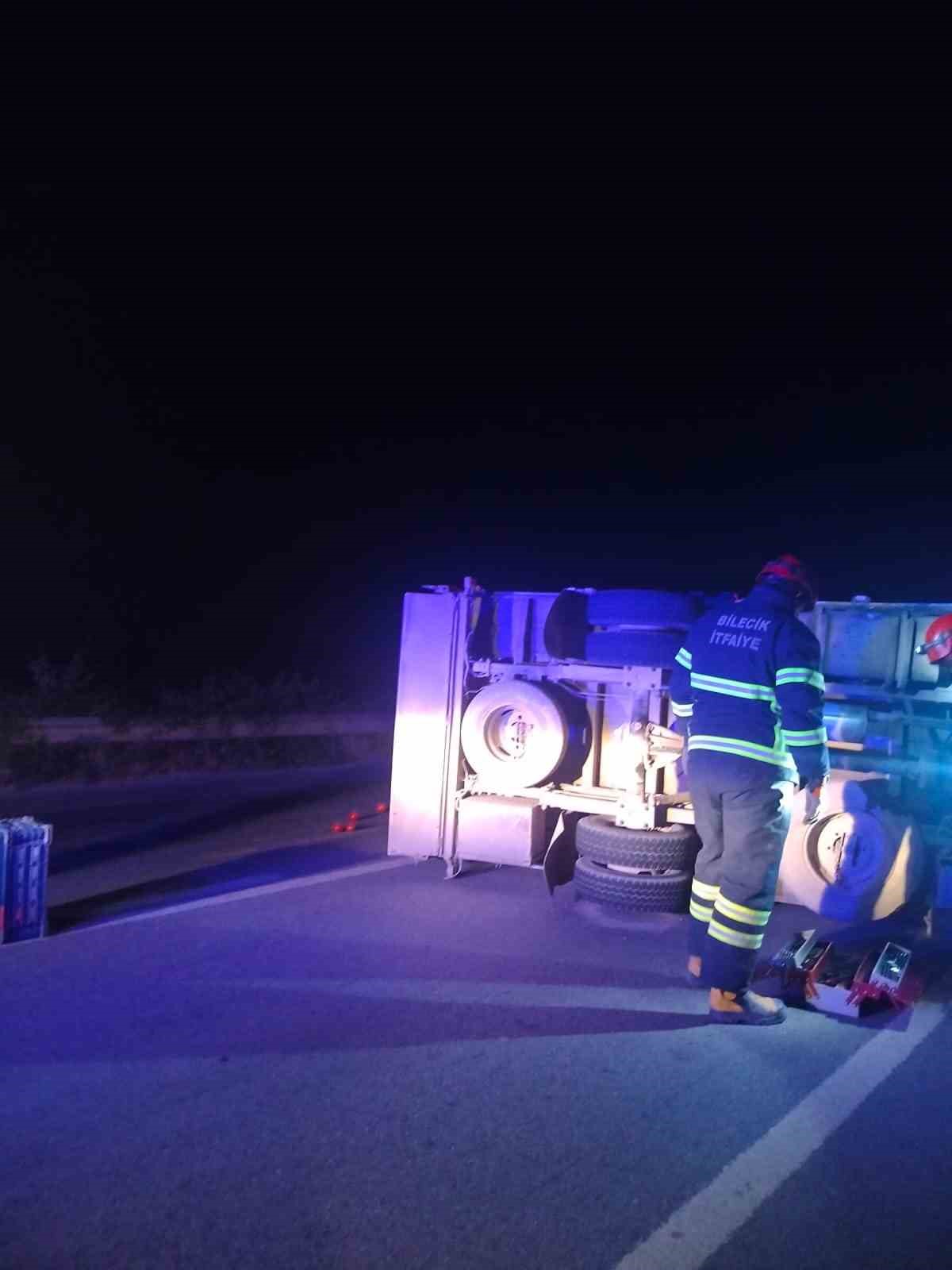 Bilecik’te domates yüklü kamyon devrildi, 2 kişi yaralandı