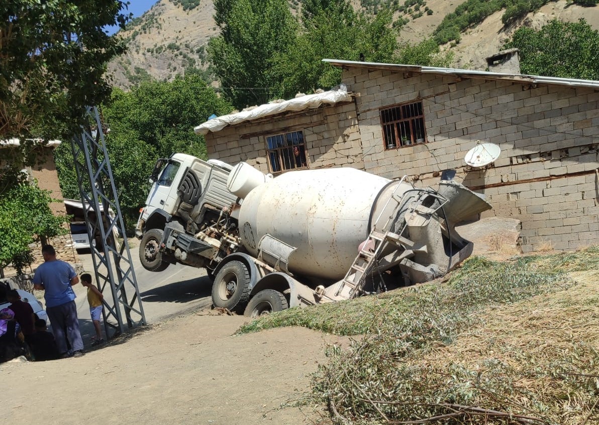 Hakkari’de beton mikseri ahırın üzerine yan yattı