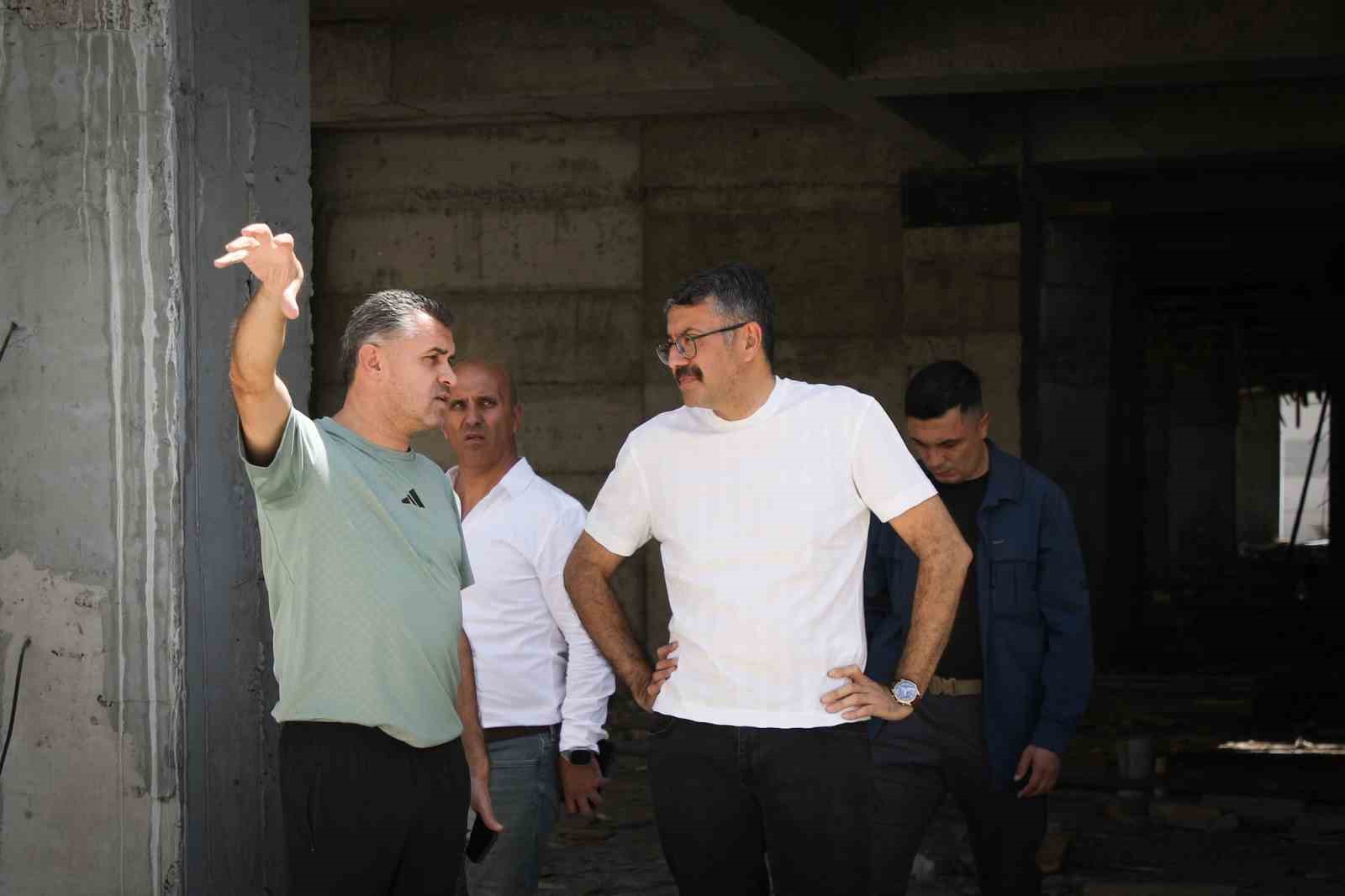 Vali Çelik, çok amaçlı spor salonu inşaatını inceledi