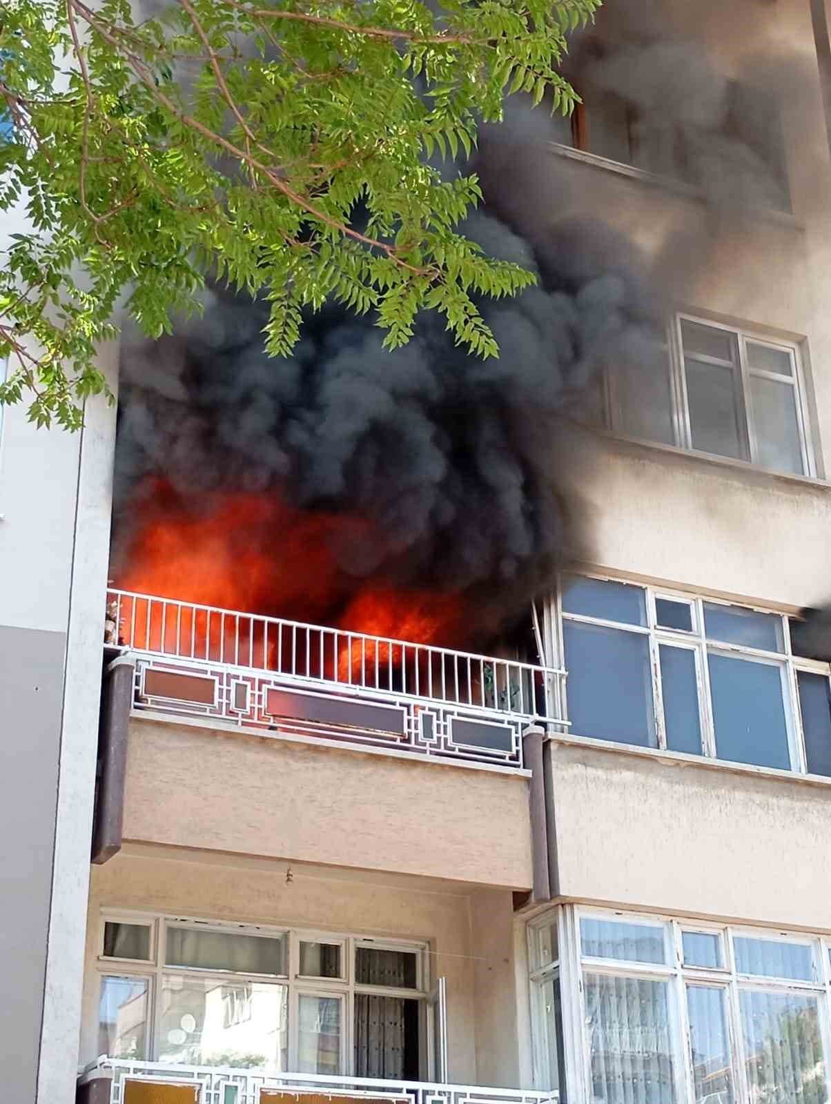 Konya’da apartmanda yangın paniği: 5 kişi dumandan etkilendi