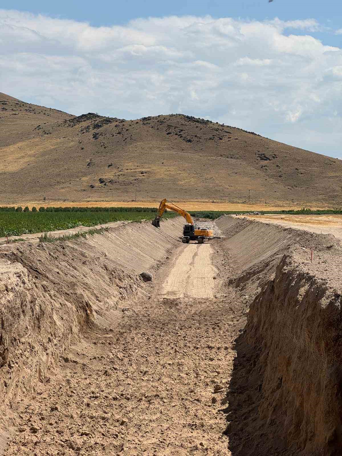Erciyes Dağı taşkın ve kuşaklama kanalı projesi hızla devam ediyor