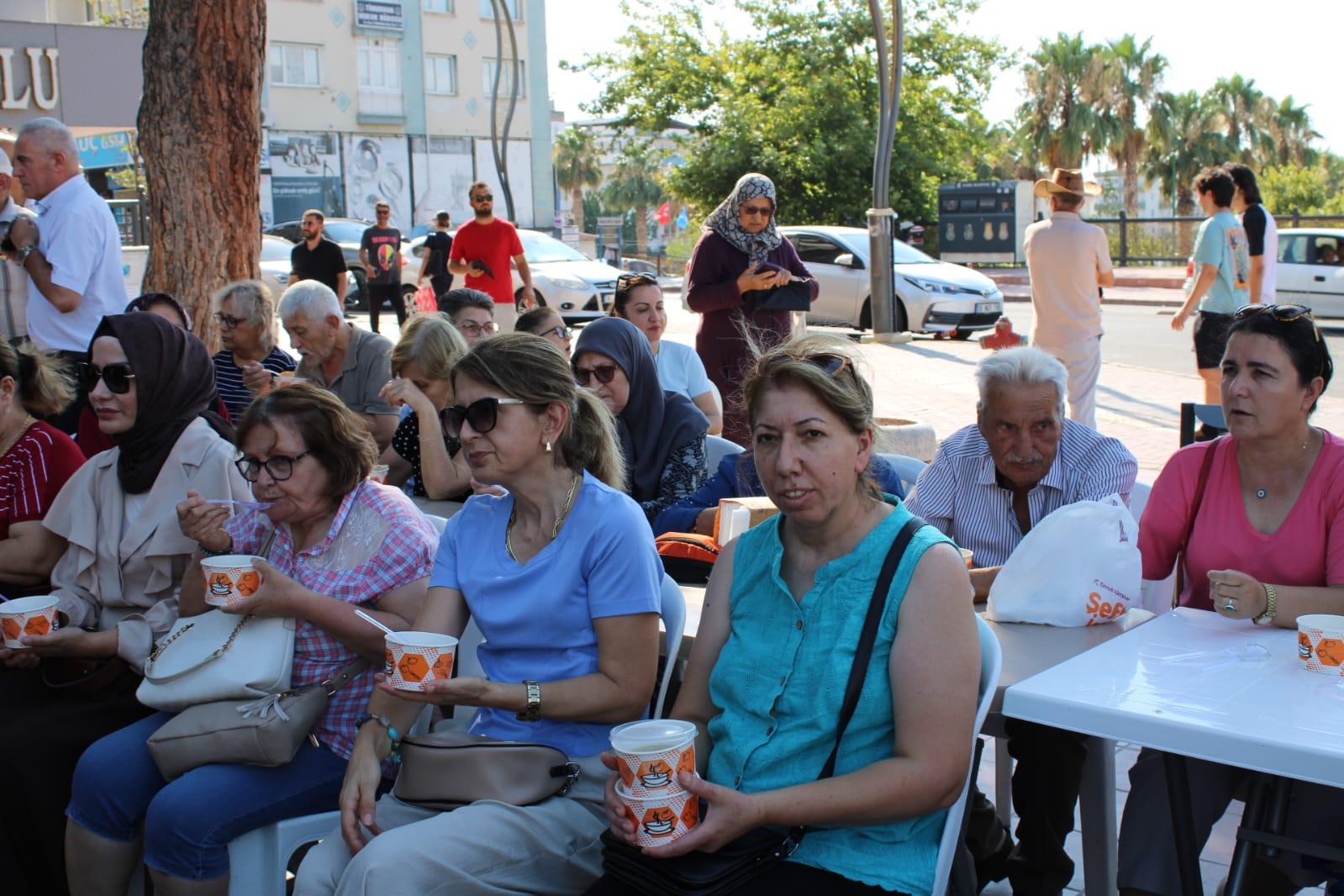 MHP Aliağa İlçe Teşkilatından aşure hayrı