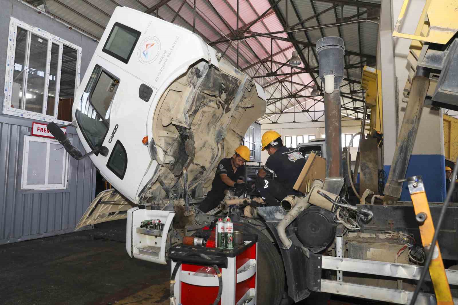 Mersin’de belediye araçları kendi atölyelerinde onarılıyor
