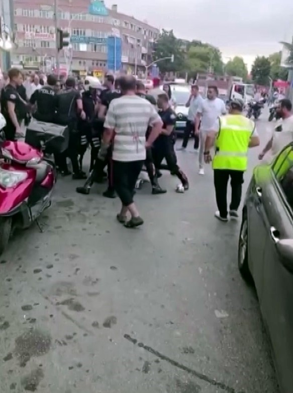 Şehrin g&ouml;beği boks ringine d&ouml;nd&uuml;: O anlar kamerada
