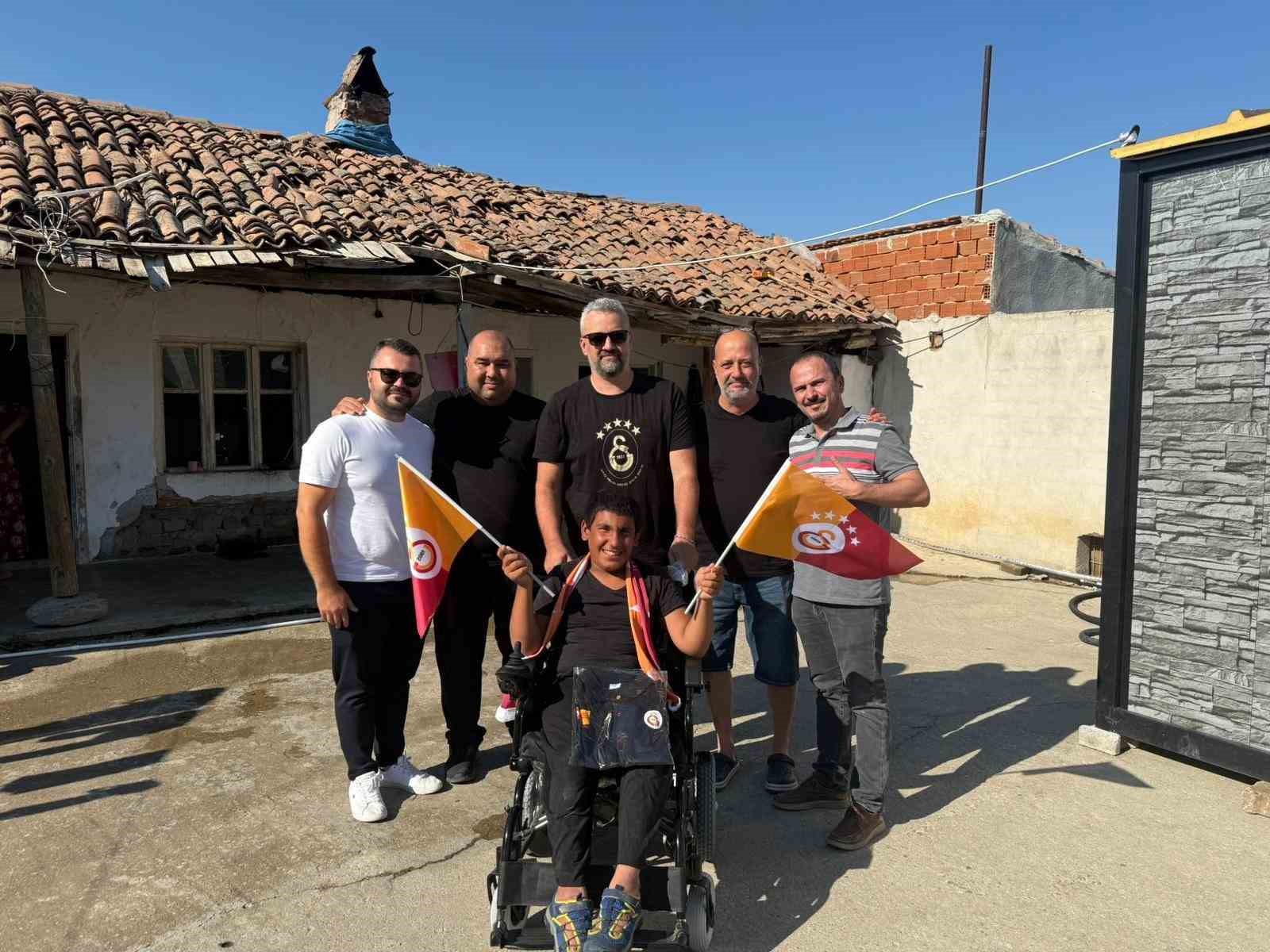 Salihli’deki Galatasaraylı taraftarlar, engelli genci sevindirdi