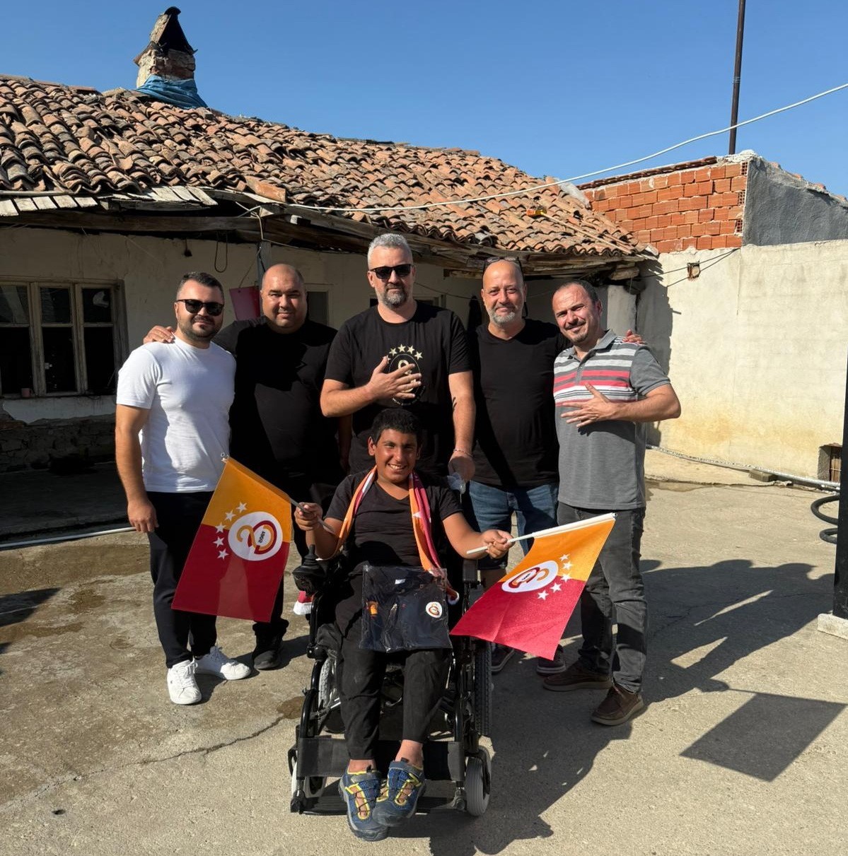 Salihli&rsquo;deki Galatasaraylı taraftarlar, engelli genci sevindirdi
