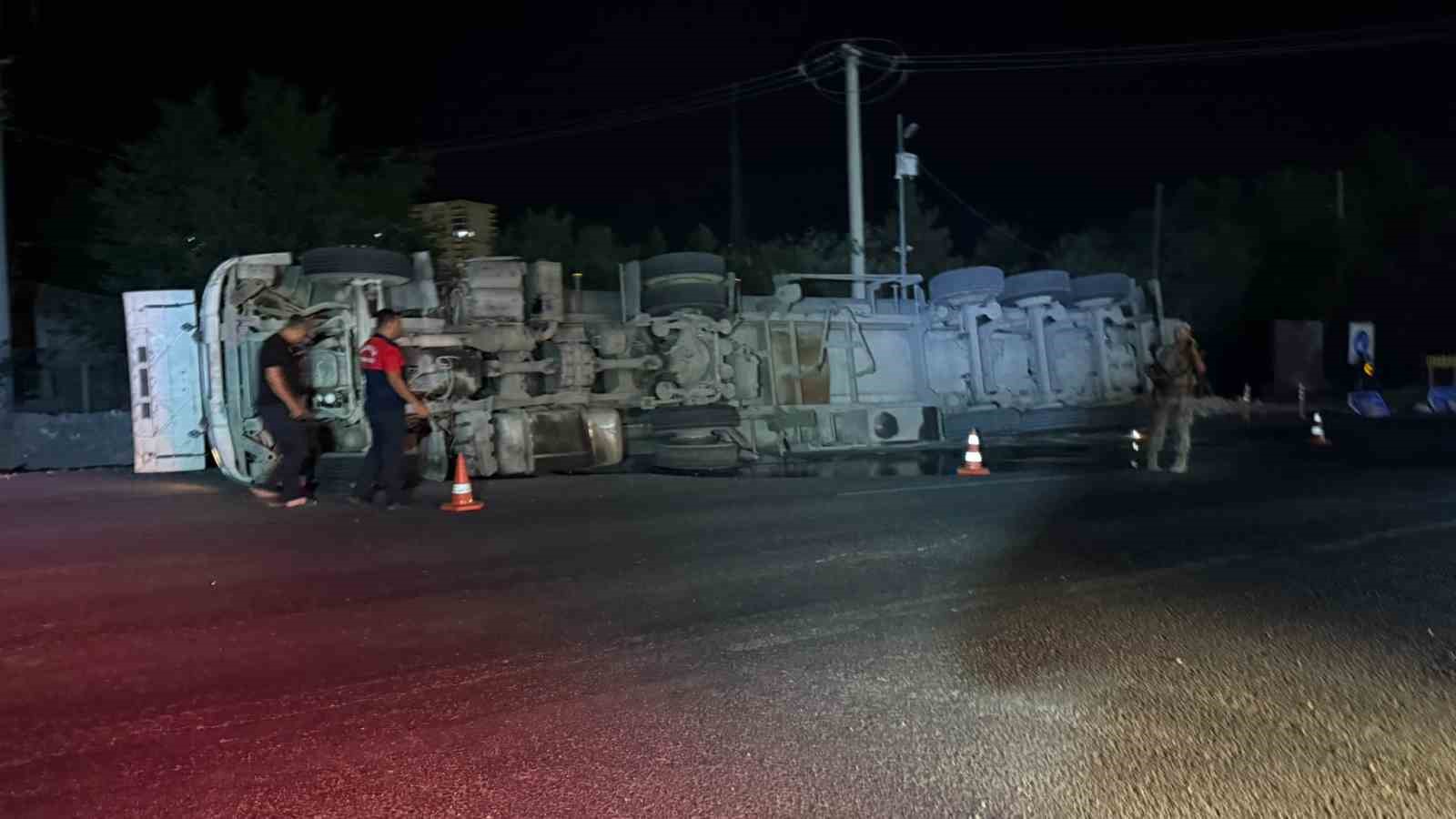 Mardin’de devrilen tırın sürücüsü yaralandı