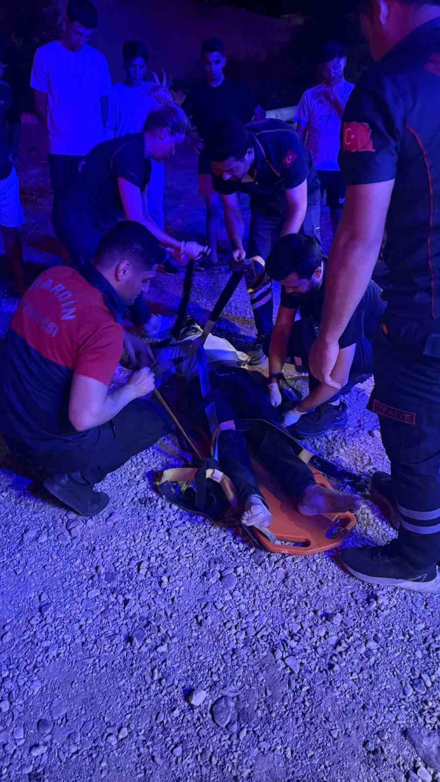 Mardin’de devrilen tırın sürücüsü yaralandı