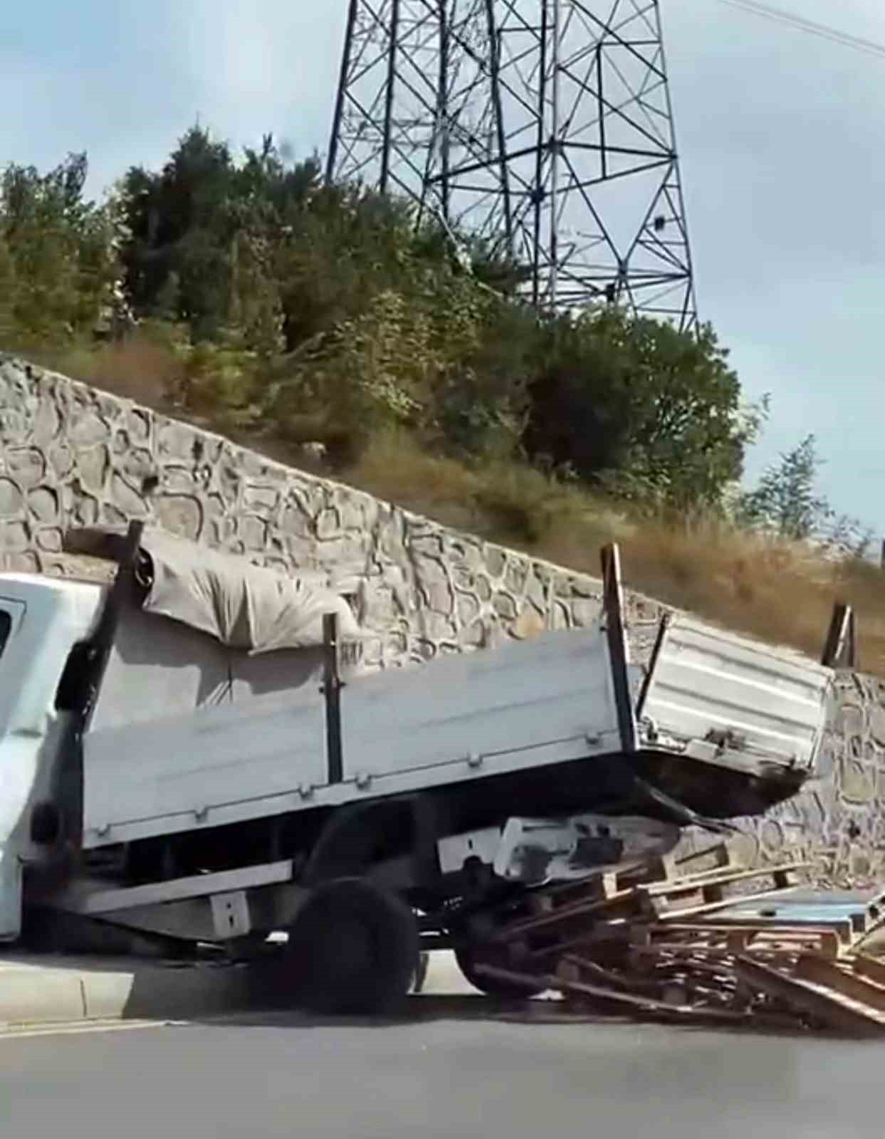 Park halindeki kamyonet istinat duvarından caddeye düştü