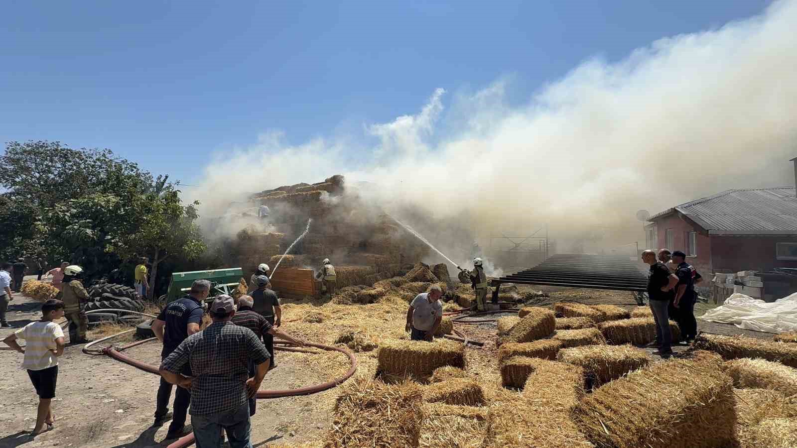 Arnavutköy’de yangın: Çiftçinin biriktirdiği saman balyaları küle döndü