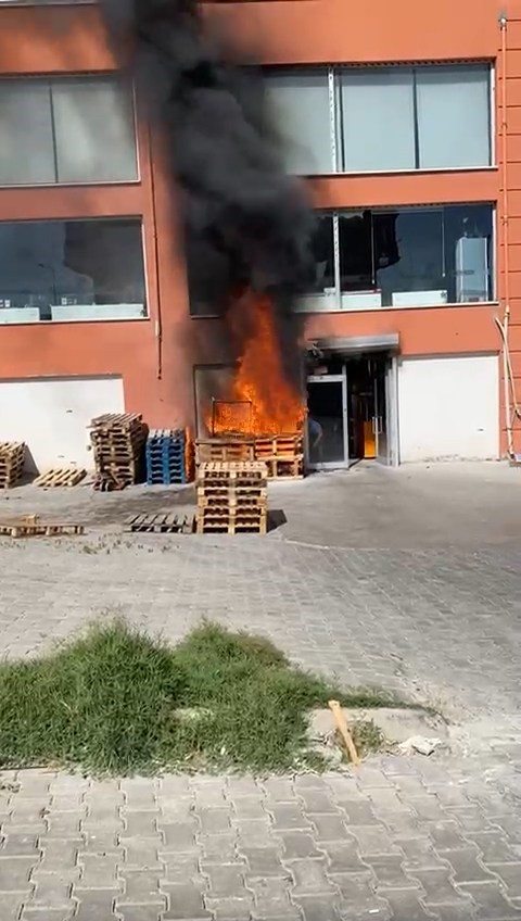 Yangın tüpünü alan koştu