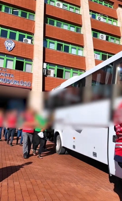 Isparta&rsquo;da 36 yıl ceza alan hırsızın da aralarında olduğu 779 şahıs yakalandı
