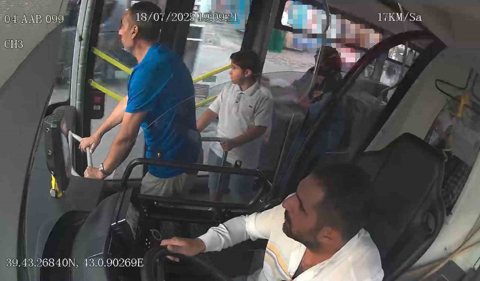 Ağrı&rsquo;da epilepsi n&ouml;beti ge&ccedil;iren yolcu halk otob&uuml;s&uuml;yle hastaneye ulaştırıldı
