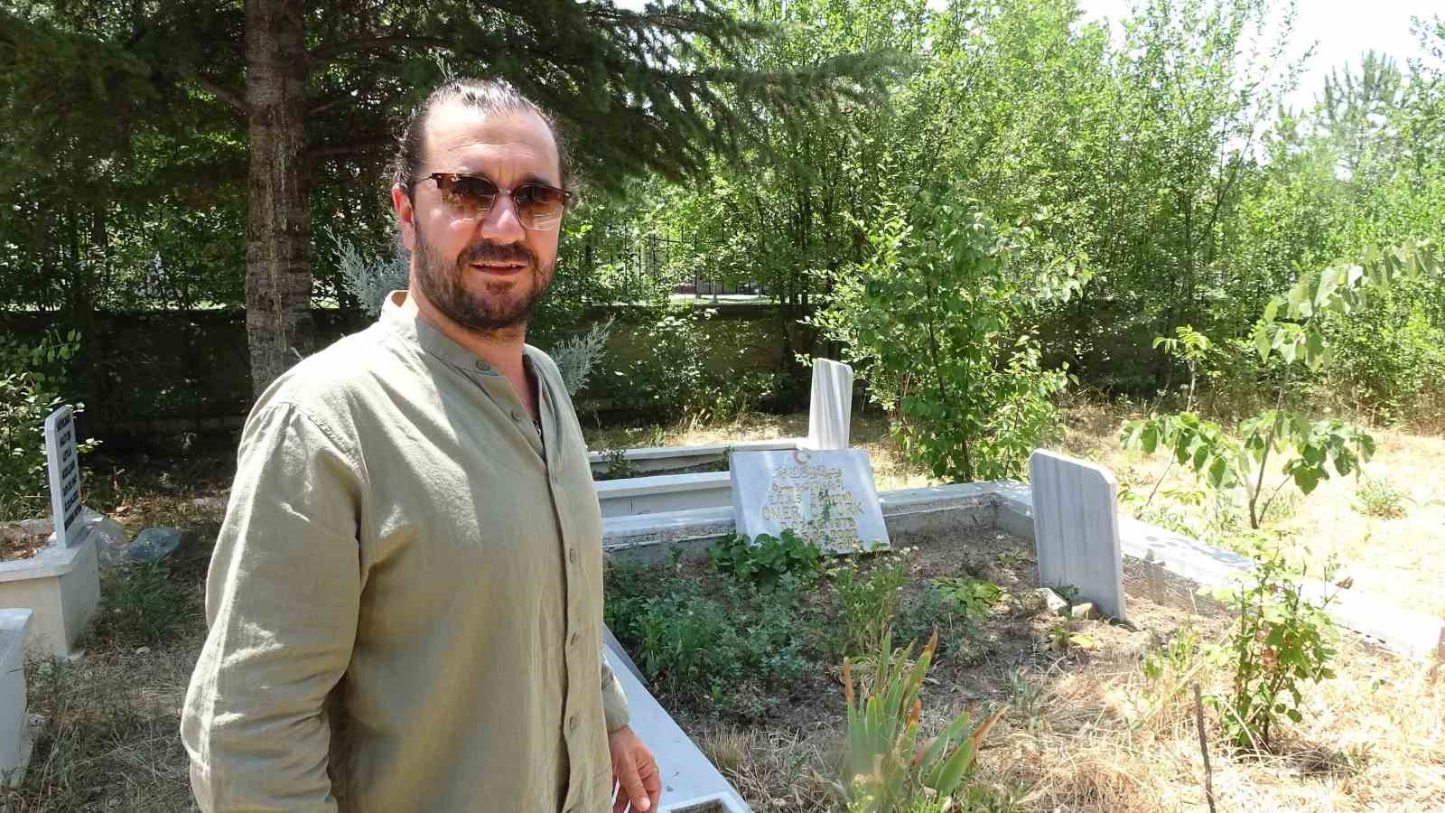 Tavşanlı’da mezarlık içinde kendisini sevdiren karga şaşırttı