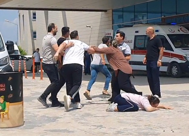 Kalbi duran 1 yaşındaki Evranur öldü...Acilde aileler birbirlerine girdi