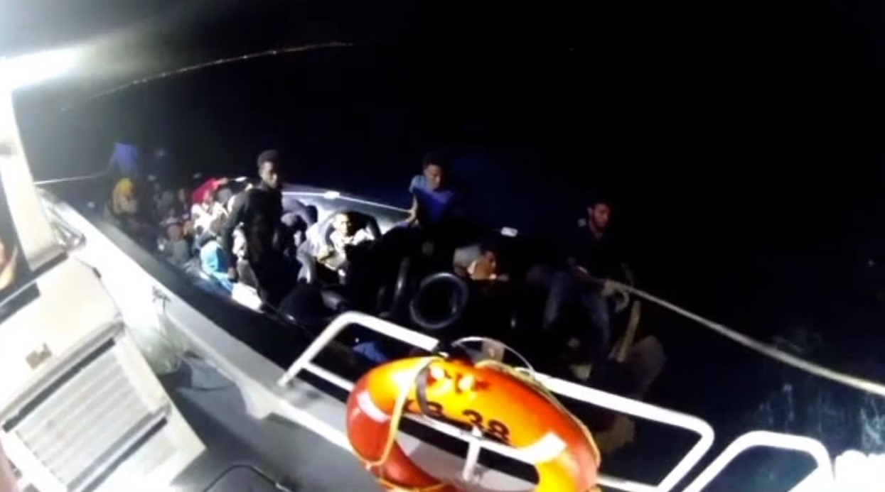 İzmir açıklarında sürüklenen lastik bottaki 3’ü çocuk 37 göçmen kurtarıldı