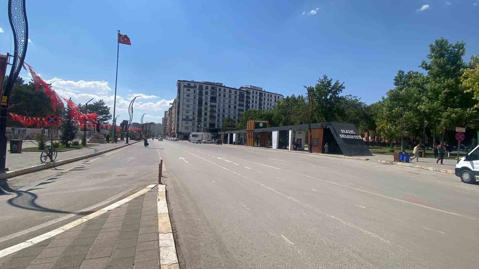 Elazığ’da sıcaklık 40 dereceye yaklaştı, caddeler boş kaldı