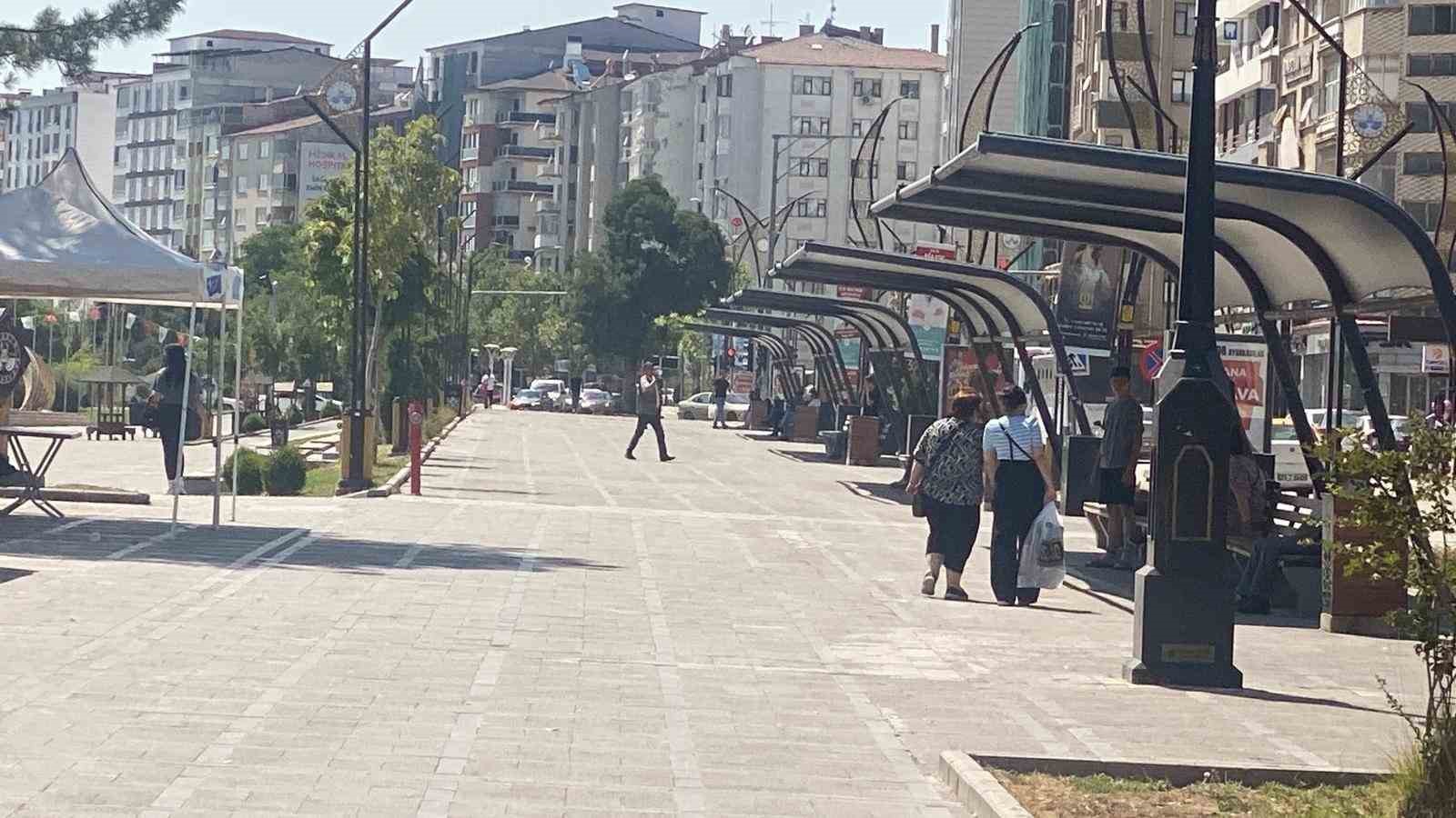 Elazığ’da sıcaklık 40 dereceye yaklaştı, caddeler boş kaldı