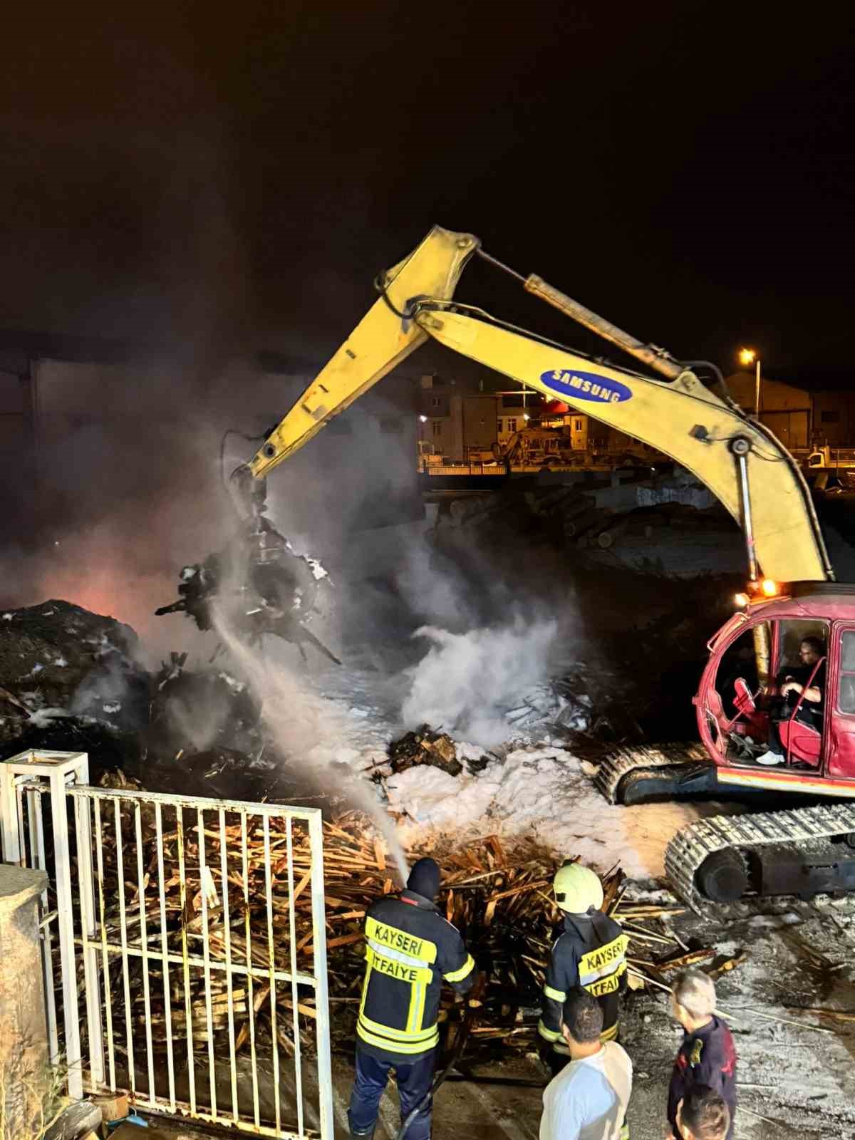 Kereste fabrikasındaki yangın b&uuml;y&uuml;meden s&ouml;nd&uuml;r&uuml;ld&uuml;
