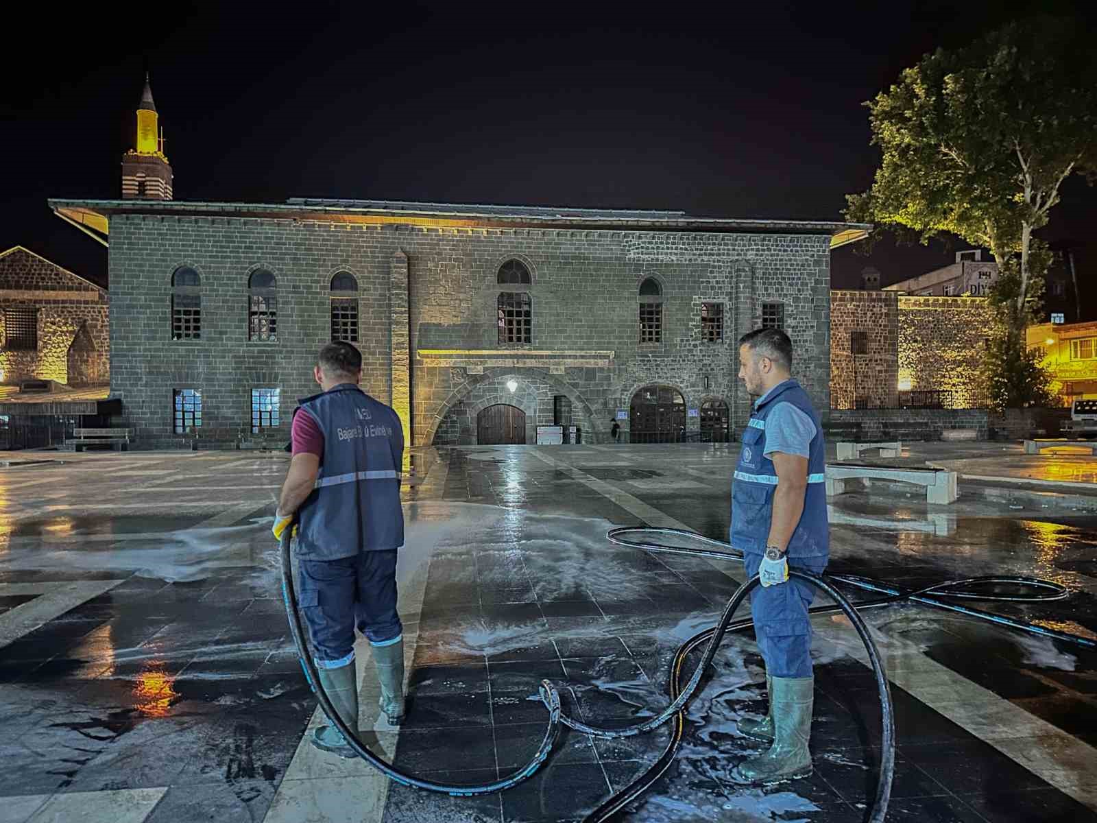 Turistlerin uğrak yeri Sur ilçesi lavanta ve gül kokulu dezenfekte ile yıkandı