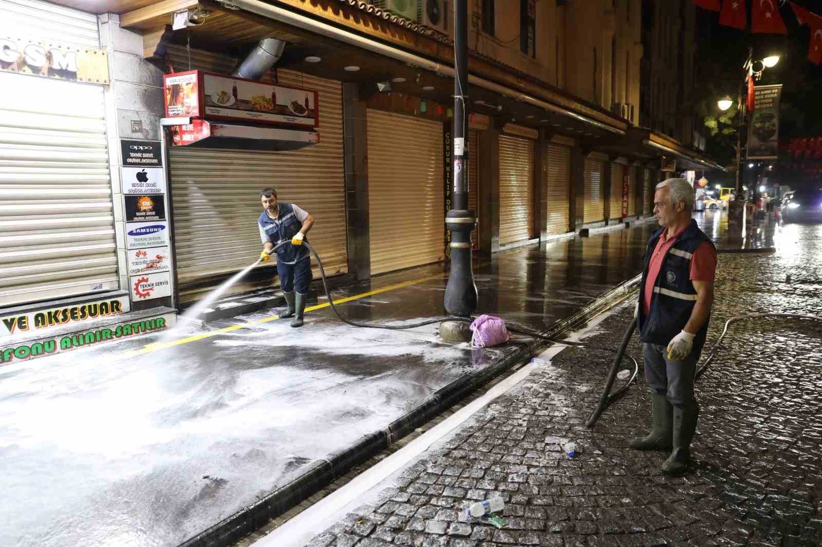 Turistlerin uğrak yeri Sur ilçesi lavanta ve gül kokulu dezenfekte ile yıkandı