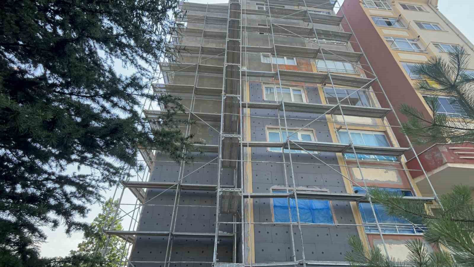 5’inci kattaki iskeleden düşen işçi hayatını kaybetti