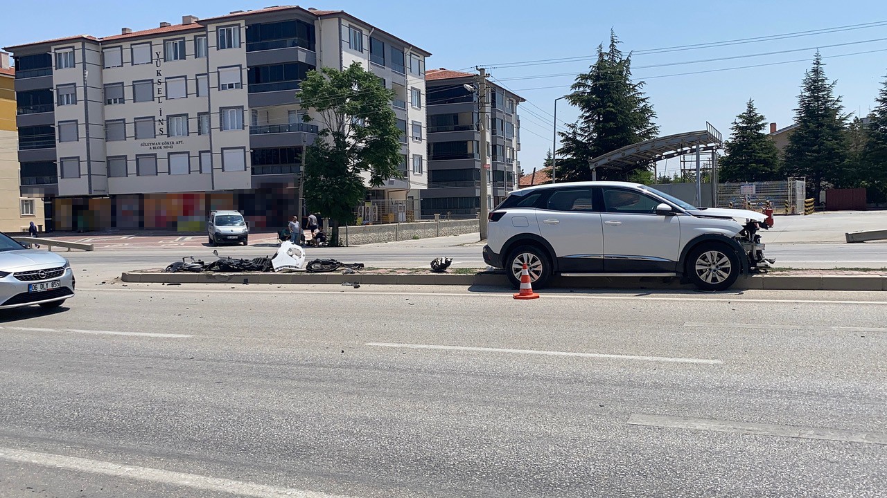 Beton mikseriyle temas eden araç refüje savruldu