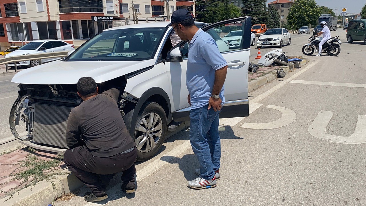 Beton mikseriyle temas eden araç refüje savruldu