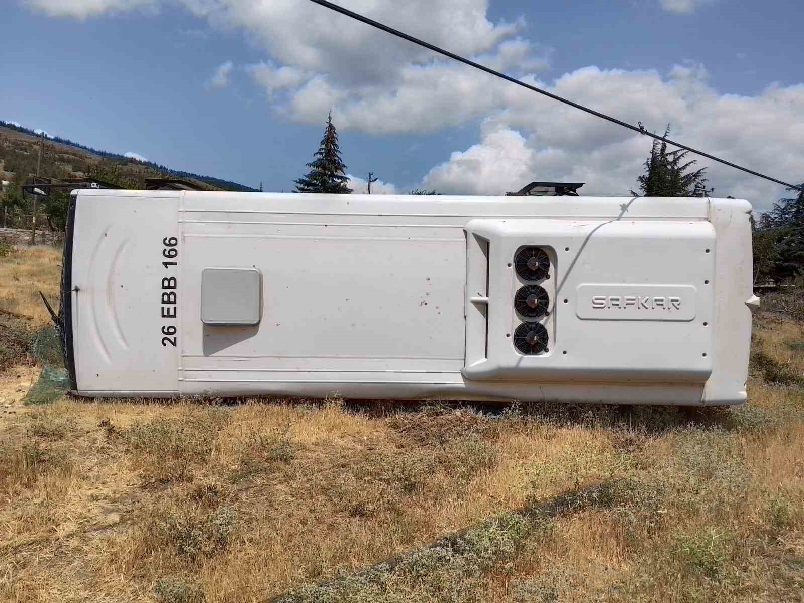 Belediye otobüsü devrildi: 3 yaralı