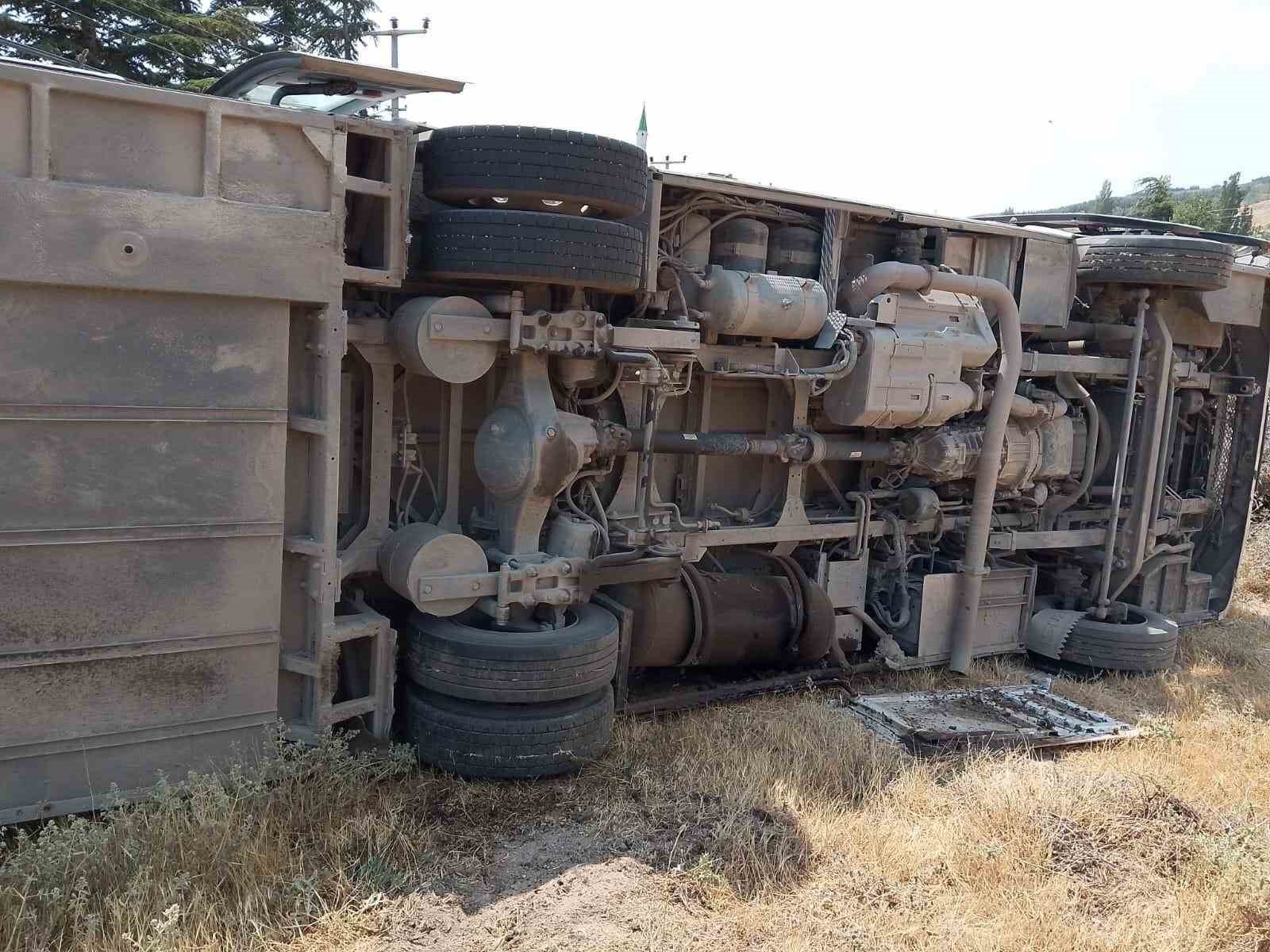 Belediye otobüsü devrildi: 3 yaralı