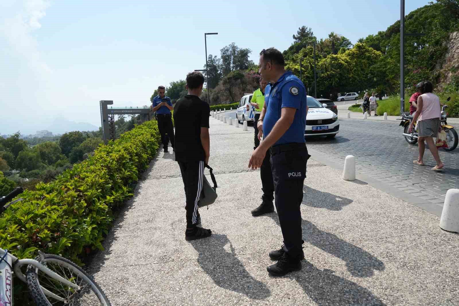 Virajı alamayan 2 çocuk bisikletle 5 metre yükseklikteki varyanttan çalılıklara düştü