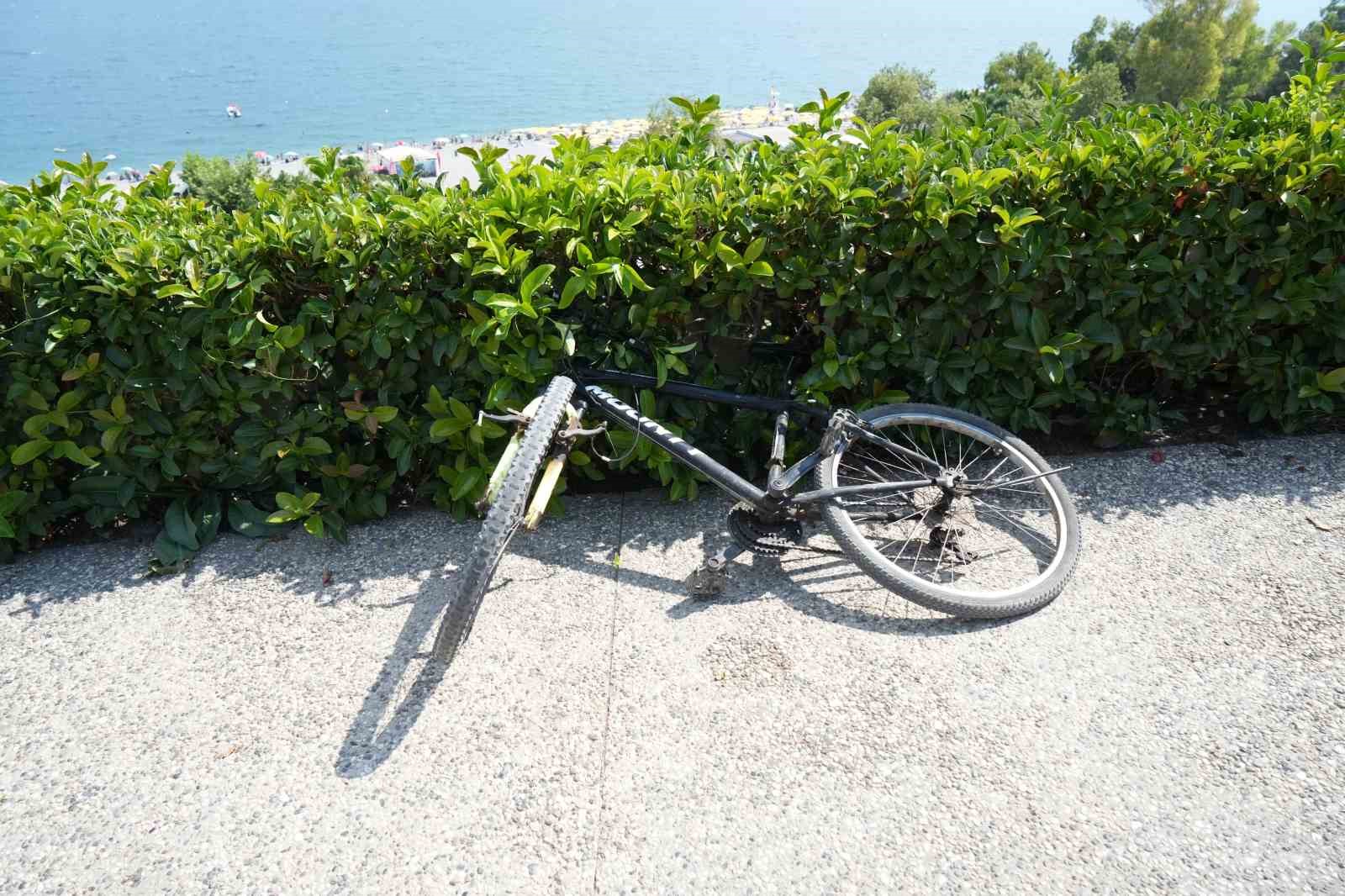 Virajı alamayan 2 &ccedil;ocuk bisikletle 5 metre y&uuml;kseklikteki varyanttan &ccedil;alılıklara d&uuml;şt&uuml;
