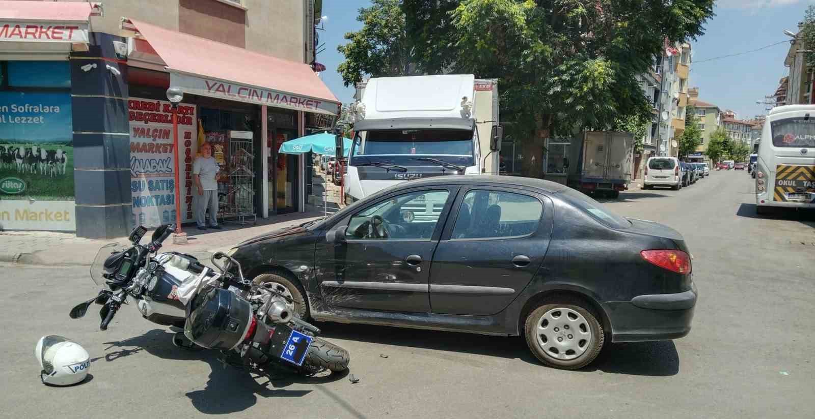 Motosikletli polis aracına otomobil çarptı