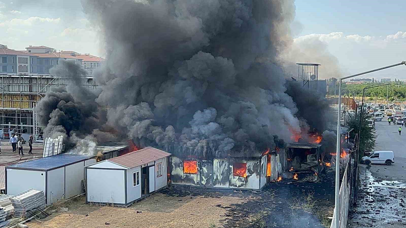 Malatya’da hırdavat malzemelerinin satıldığı iş yerinde yangın