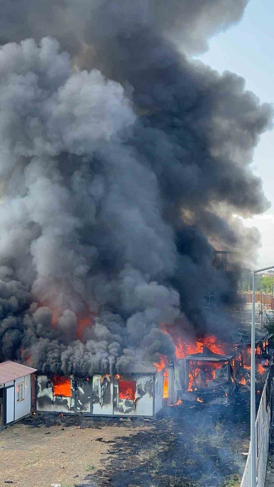 Malatya’da hırdavat malzemelerinin satıldığı iş yerinde yangın