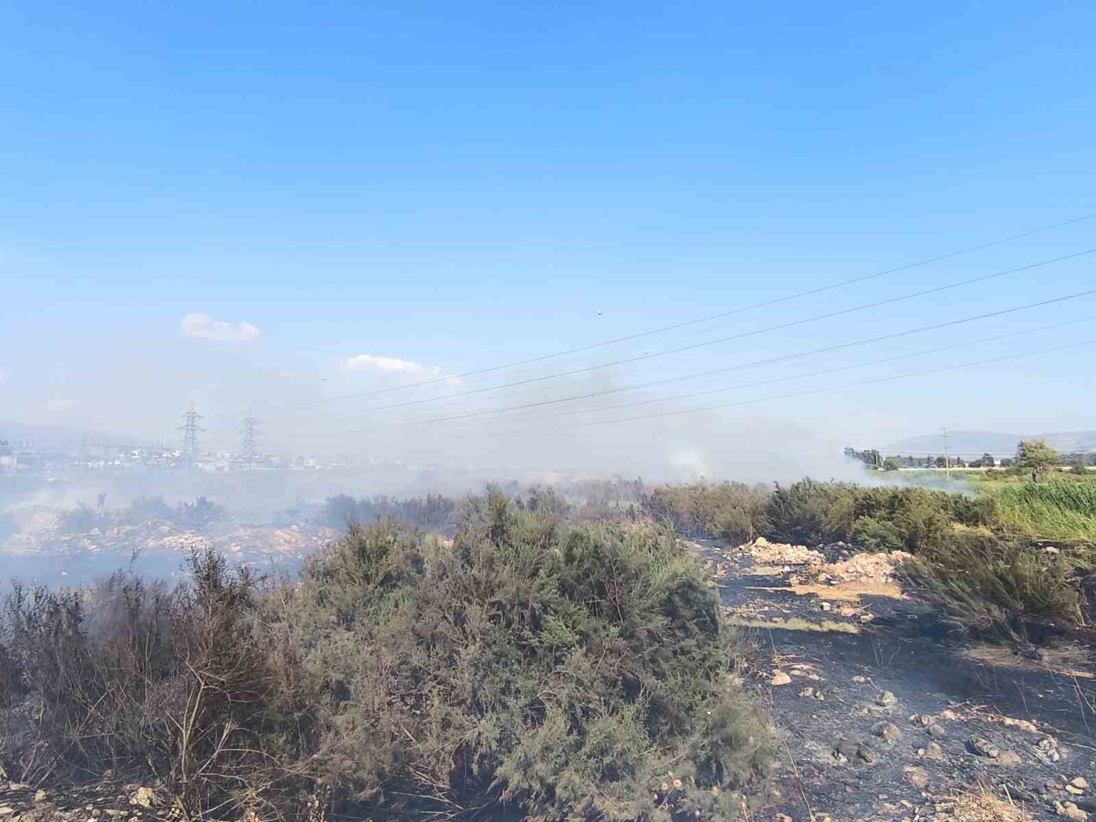 Kanal kenarında çıkan yangın rüzgarla geniş alana yayıldı