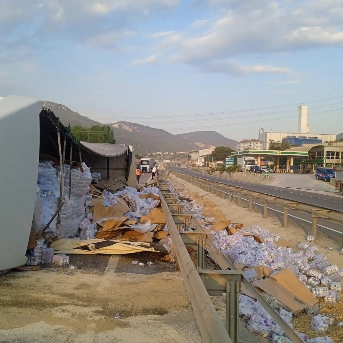 Bilecik’te kontrolden çıkan tır devrildi: 1 yaralı
