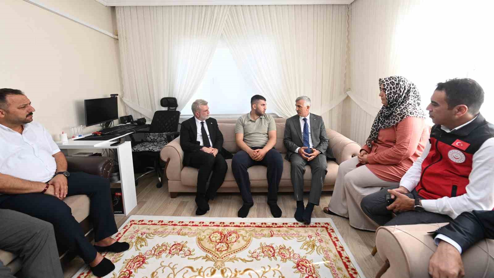 Başkan G&ouml;rgel&rsquo;den Pen&ccedil;e-Kilit Harekatı b&ouml;lgesinde metan gazından etkilenen Mehmet&ccedil;iğe &lsquo;ge&ccedil;miş olsun&rsquo; ziyareti
