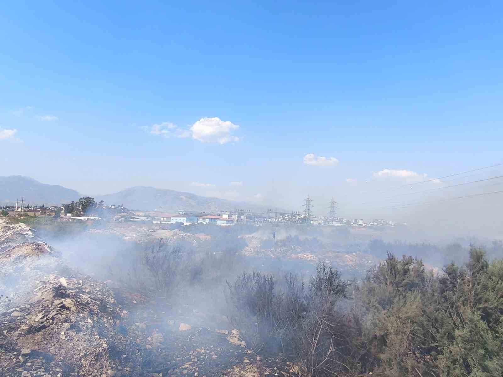 Kanal kenarında çıkan yangın söndürüldü