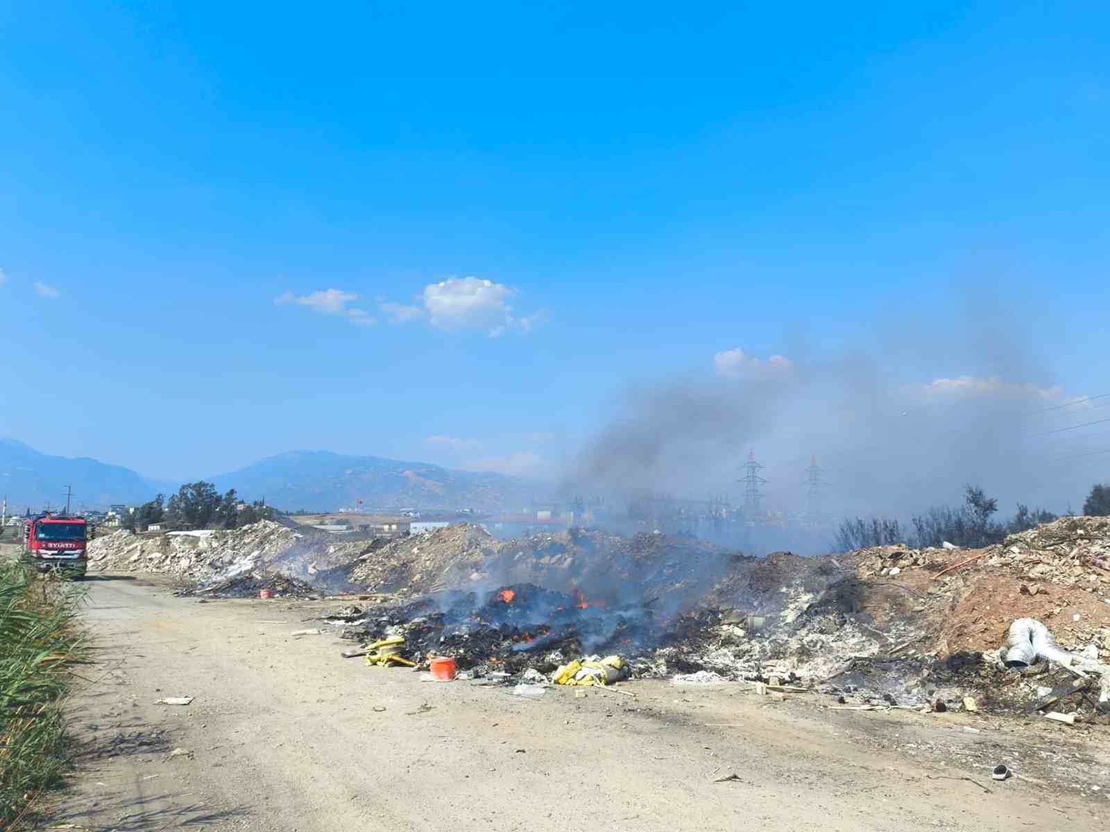 Kanal kenarında çıkan yangın söndürüldü