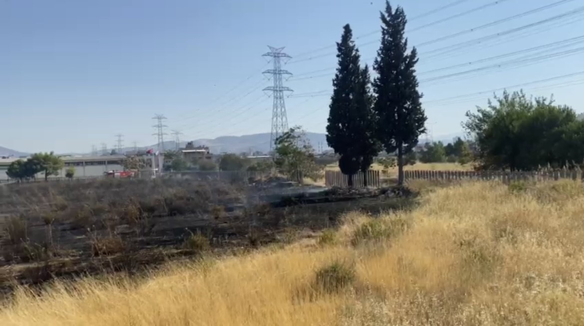 İzmir’de çıkan yangın AVM otoparkına sıçradı, 2 otomobil hasar gördü