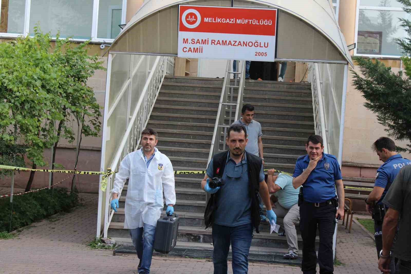 Husumetlisini namaz kılarken boğazını keserek &ouml;ld&uuml;rd&uuml;
