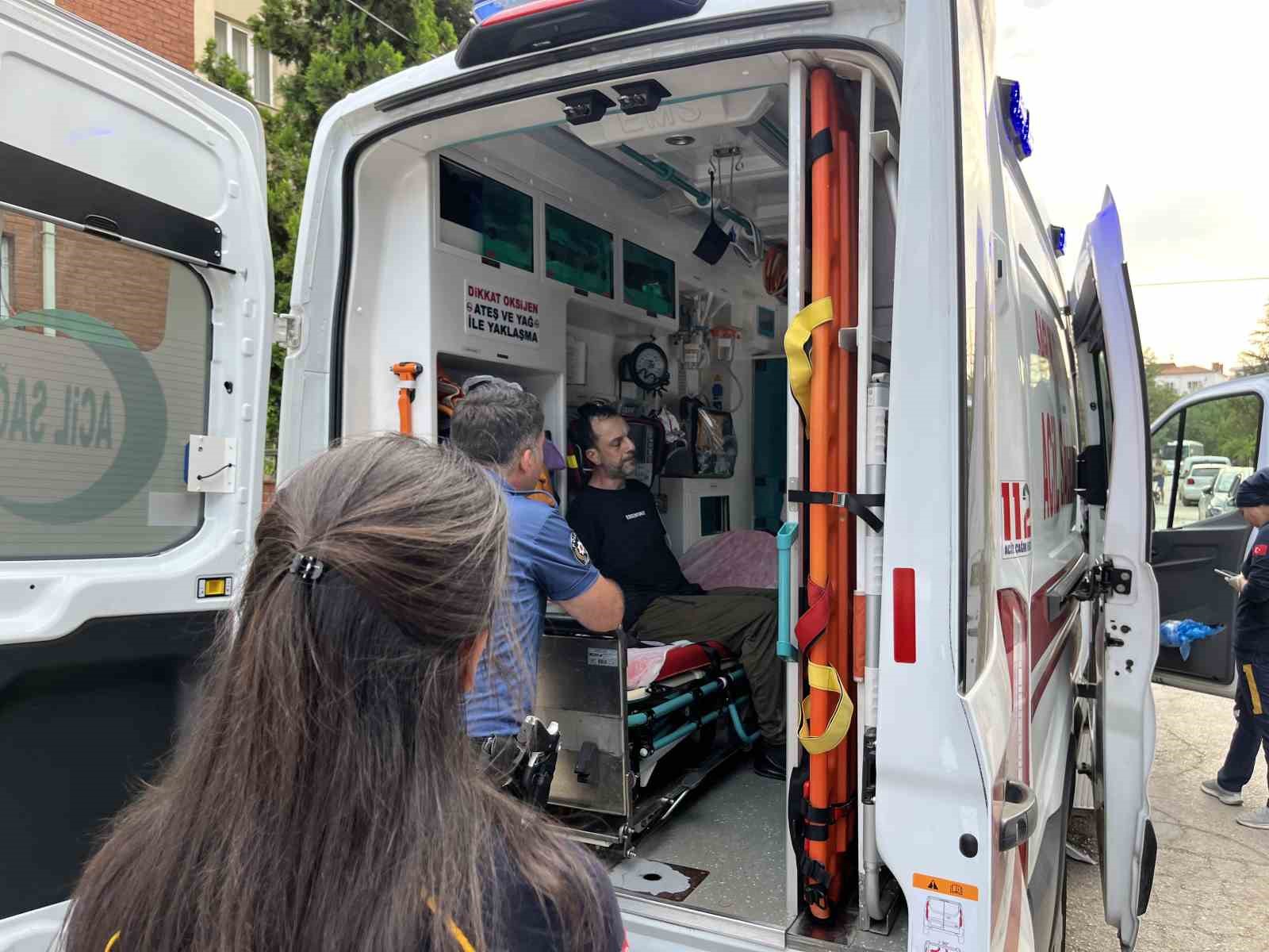 Binayı ateşe vermeye kalkışan alkollü şahıs 4 saatte ikna edilerek hastaneye kaldırıldı