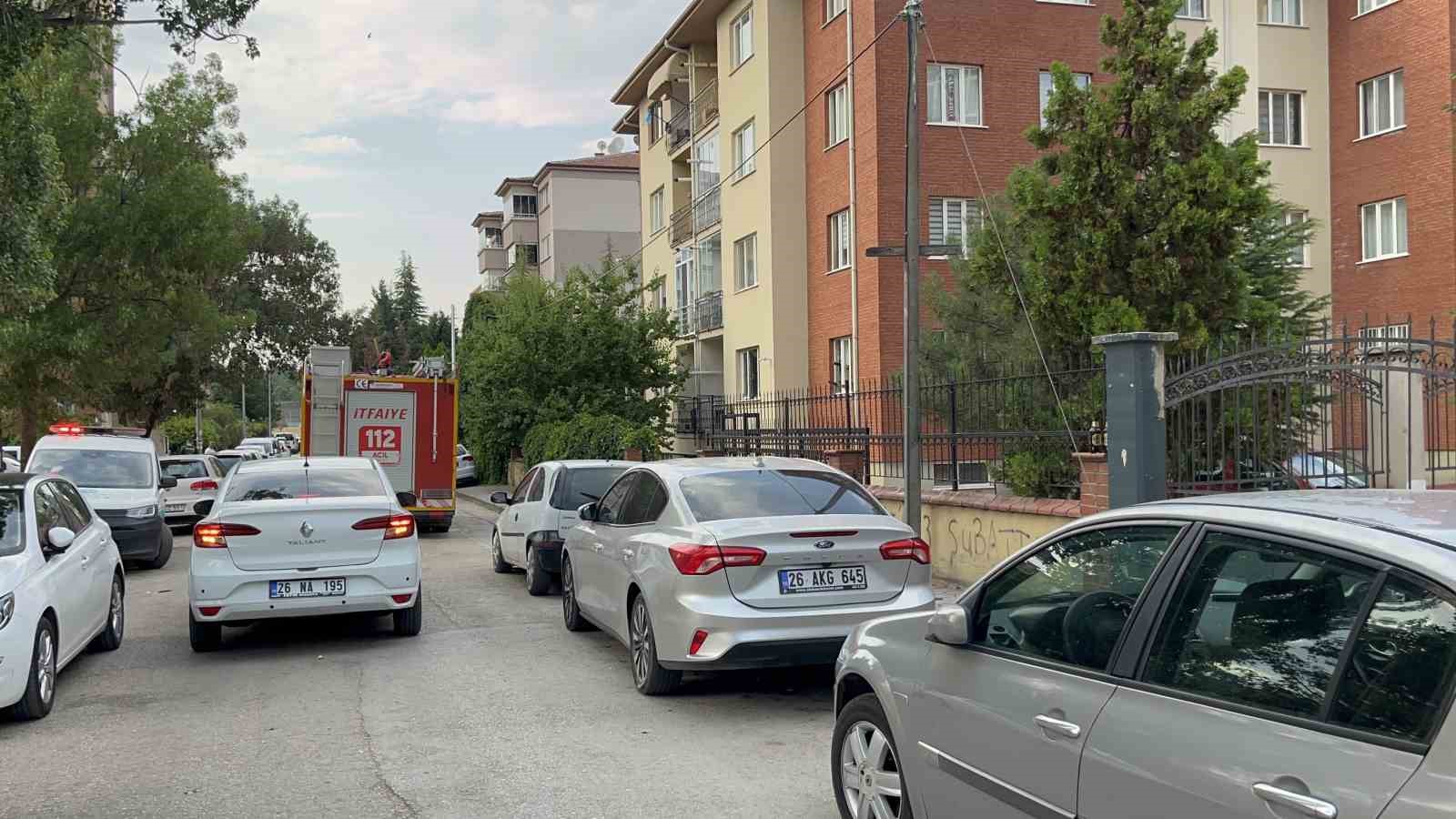 Binayı ateşe vermeye kalkışan alkoll&uuml; şahıs 4 saatte ikna edilerek hastaneye kaldırıldı
