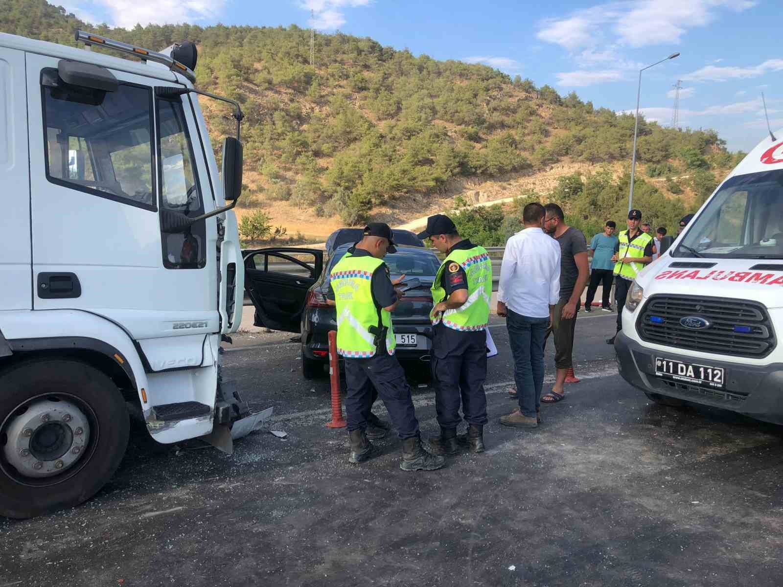 Geyve Belediye Başkanı Yıldız, Bilecik&rsquo;te ge&ccedil;irdiği kazada yaralandı
