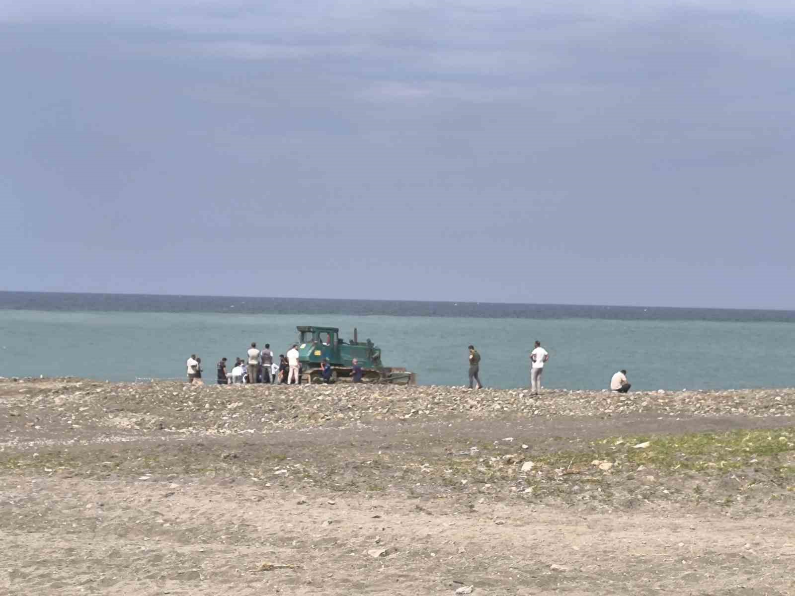 Sahilde g&uuml;neşlenen kadını ezerek &ouml;l&uuml;m&uuml;ne sebep olan iş makinesinin operat&ouml;r&uuml; tutuklandı
